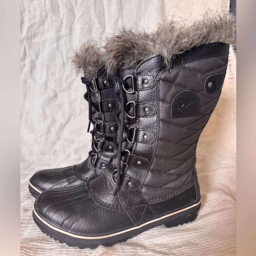 Barely used Sorel waterproof boots with the fur :)